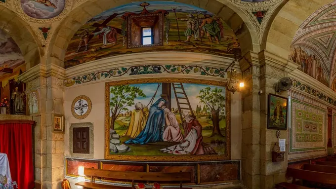 Interior de la ermita durante una visita virtual